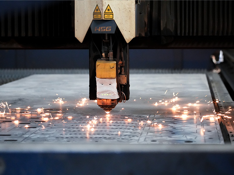 lesu24-130-factory-laser-cutting-metal-sheet-sparks.jpg