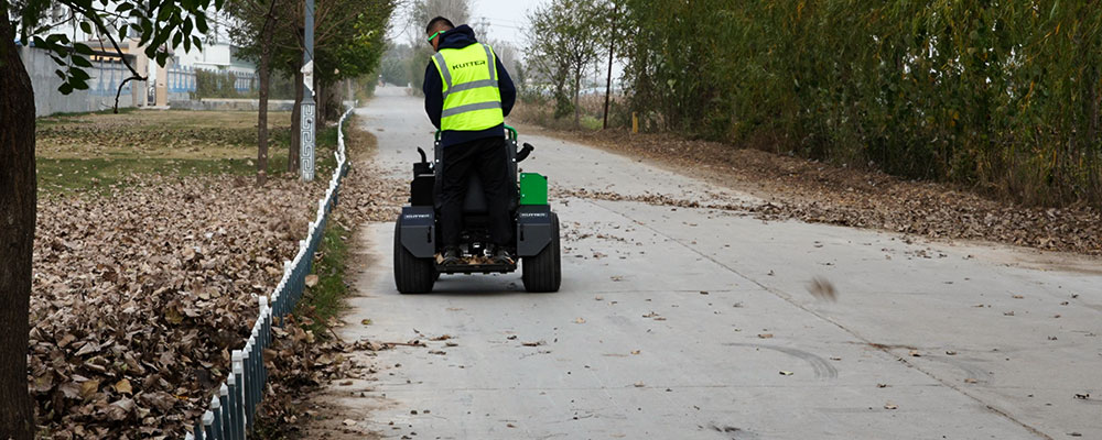 stand-on-leaf-blower-pembersihan-jalan.jpg