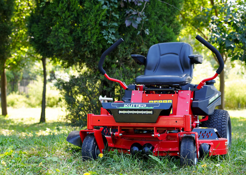 `KUTTER-ZTR-42B-garden-lawn-scene.jpg`