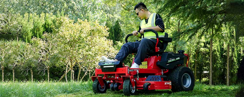 large-residential -estate-zero-turn-mower-mowing-expansive-lawn.jpg