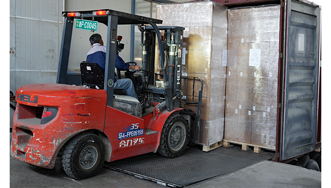 wood-chipper-forklift-container-loading-export.jpg wood-chipper-forklift-container-loading-export.jpg