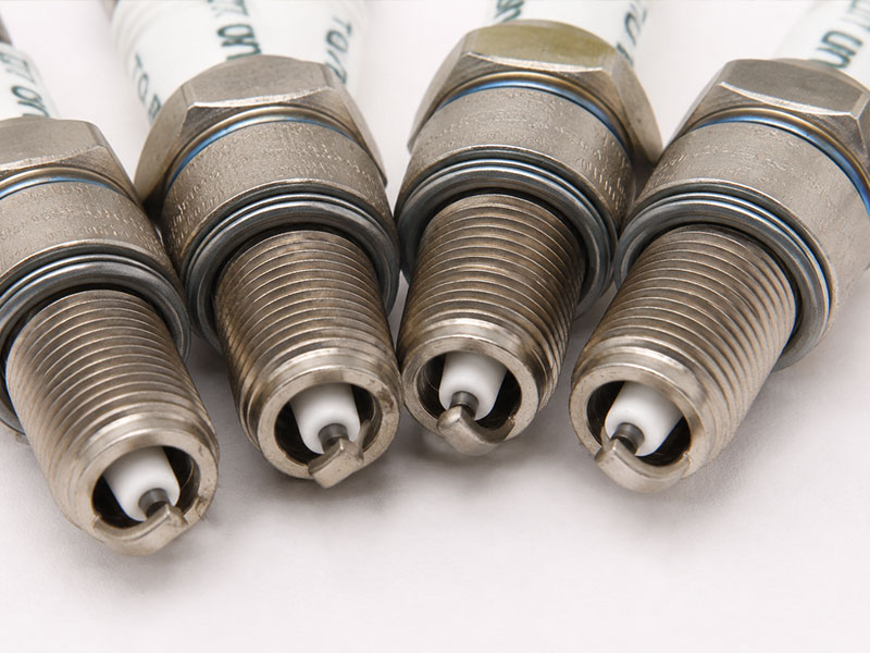 kutter-rasenmäher-zündkerze-elektrode-gewinde-nahaufnahme.jpg kutter-rasenmäher-zündkerze-elektrode-gewinde-nahaufnahme.jpg