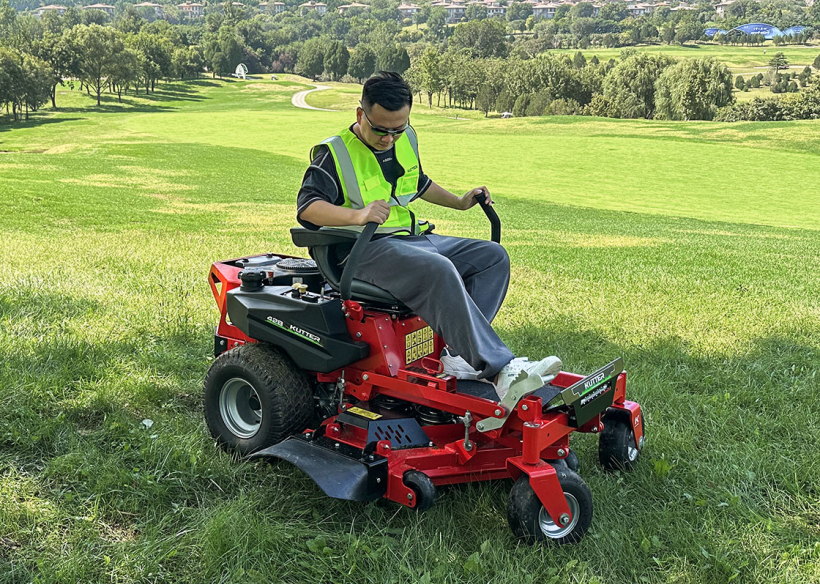 `KUTTER-ZTR-42B-opérateur-équitation-golf-course.jpg`