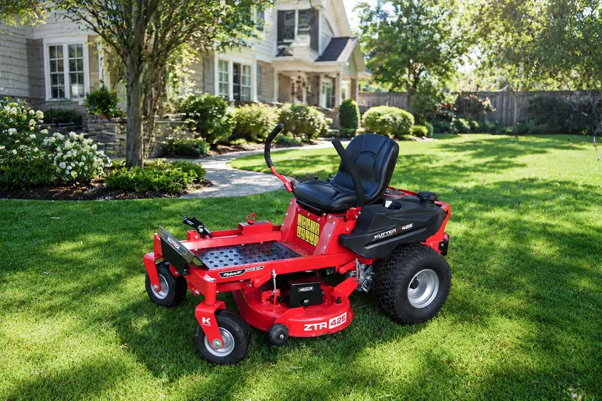 kutter-ztr-42b-residential-backyard.jpg