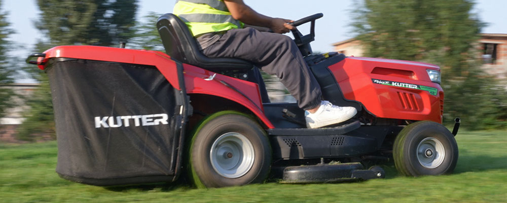 lawn-tractor-autumn-leaf-collection.jpg lawn-tractor-autumn-leaf-collection.jpg