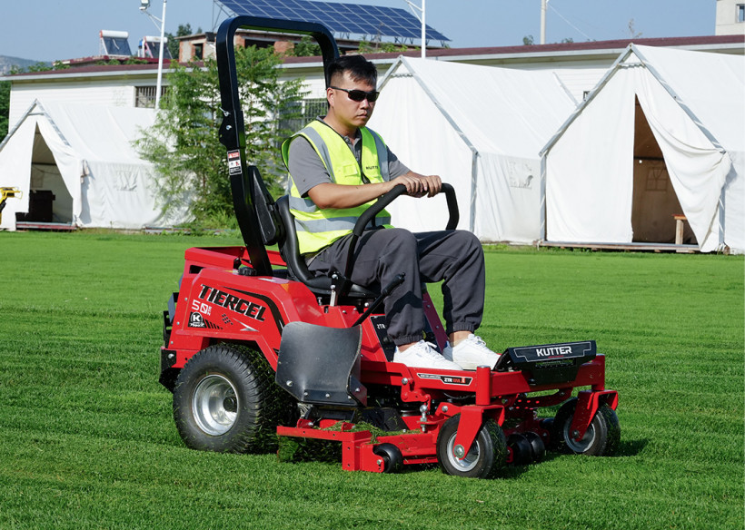 اپراتور KUTTER در حال کار با ماشین چمن‌زنی ZTR-50B-Pro روی چمن