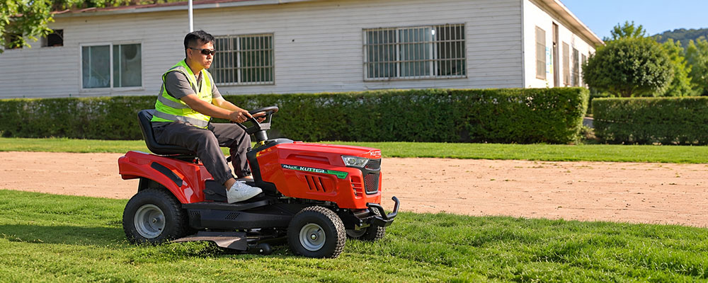 side-discharge-estate-mowing.jpg side-discharge-estate-mowing.jpg