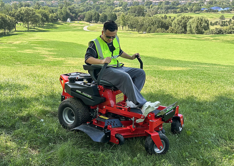 `KUTTER-ZTR-42B-operator-riding-golf-course.jpg`