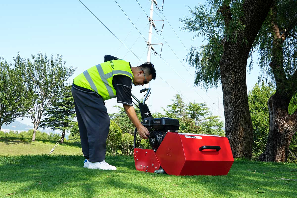 turf-technician-cylinder-mower-maintenance.jpg