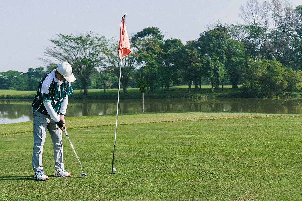 1787910319409274.jpg golfer-putting-green-lake-background.jpg