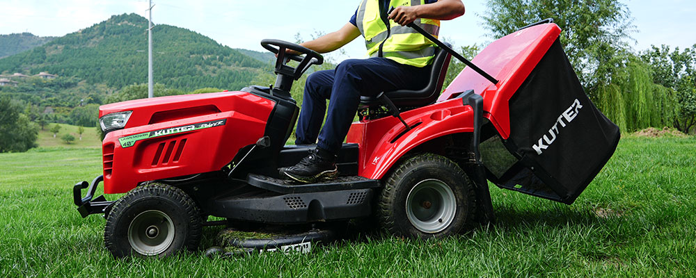 lawn-tractor-rear-grass-collector-fitted.jpg lawn-tractor-rear-grass-collector-fitted.jpg