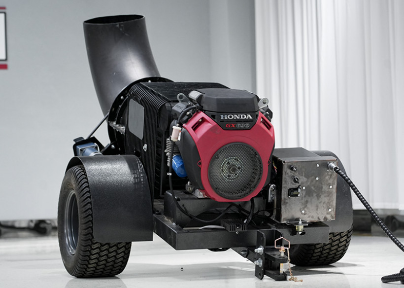 Kutter-Anhänger-Laubbläser-Heckansicht-Motor