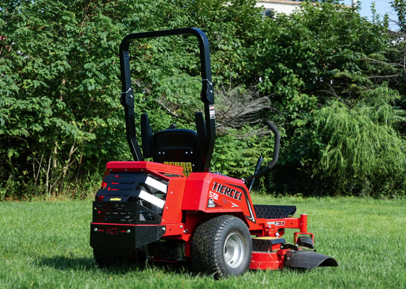 اپراتور KUTTER در حال کار با ماشین چمن‌زنی ZTR-50B-Pro روی چمن