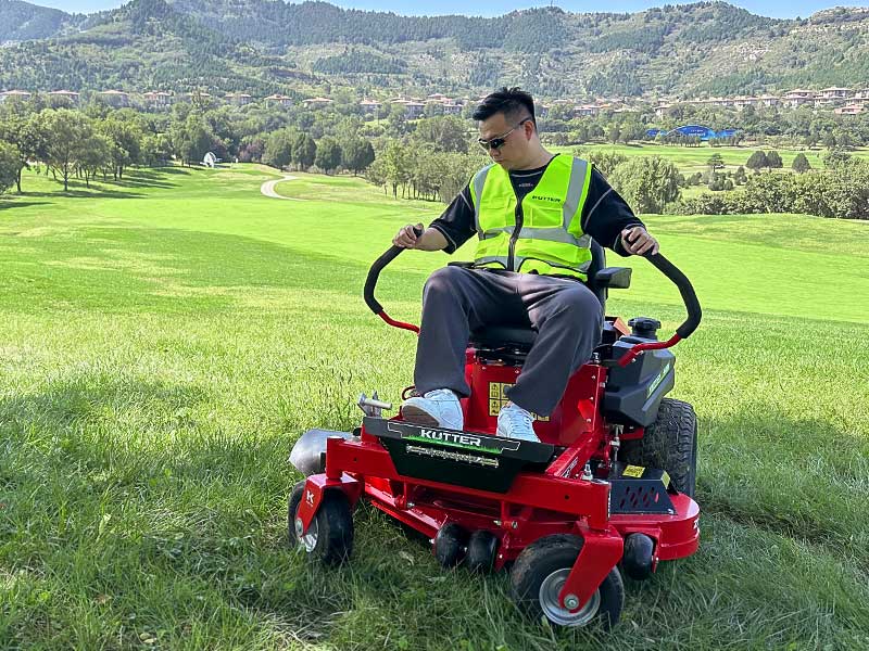 ztr-50b-operator-golf-course-mowing.jpg