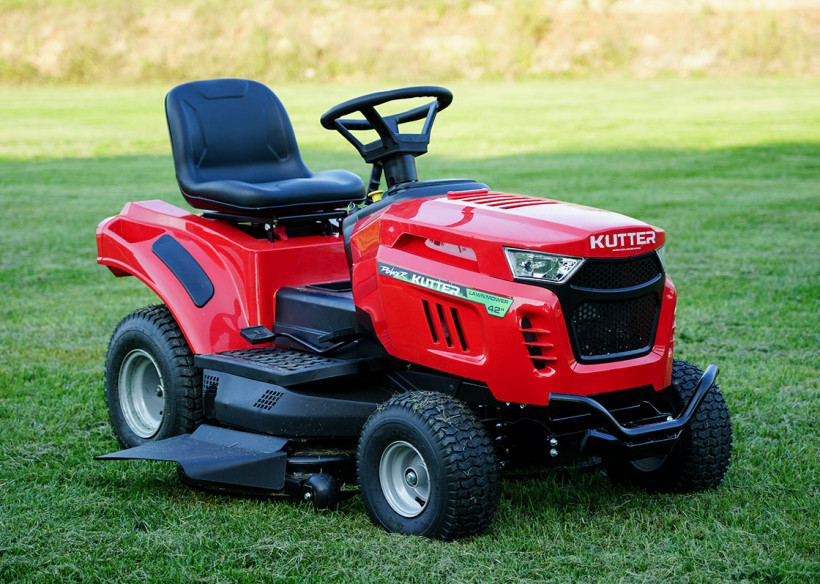 kutter-rijmaaier-voorbanden-rode-tractor-graszijkant
