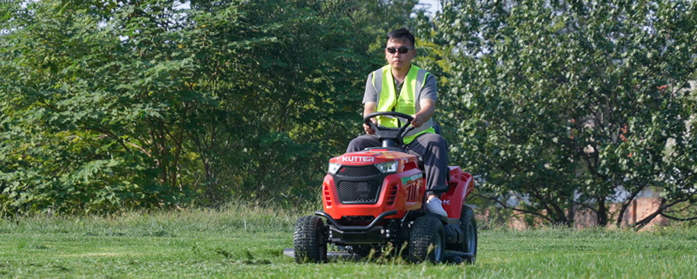 property-management-lawn-tractor-fleet-on-trailer.jpg property-management-lawn-tractor-fleet-on-trailer.jpg