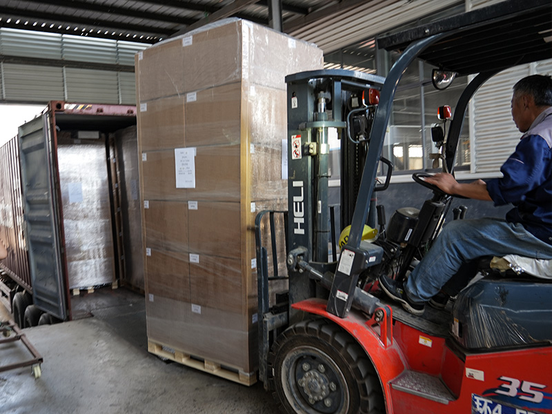 la-726-container-loading.jpg la-726-container-loading.jpg
