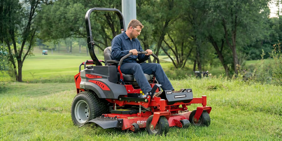ZTR62 mowing on golf course ZTR62 mowing on golf course