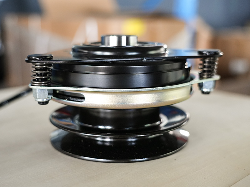 kutter-elektrokupplung-für-rasenmäher-federbügel-riemenscheibe-detail.jpg