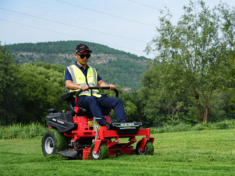 Démonstration de tonte avec le KUTTER ZTR-36B.jpg