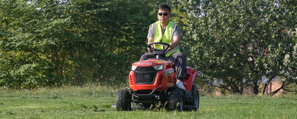 lawn-tractor-wet-grass-clippings-collector.jpg lawn-tractor-wet-grass-clippings-collector.jpg