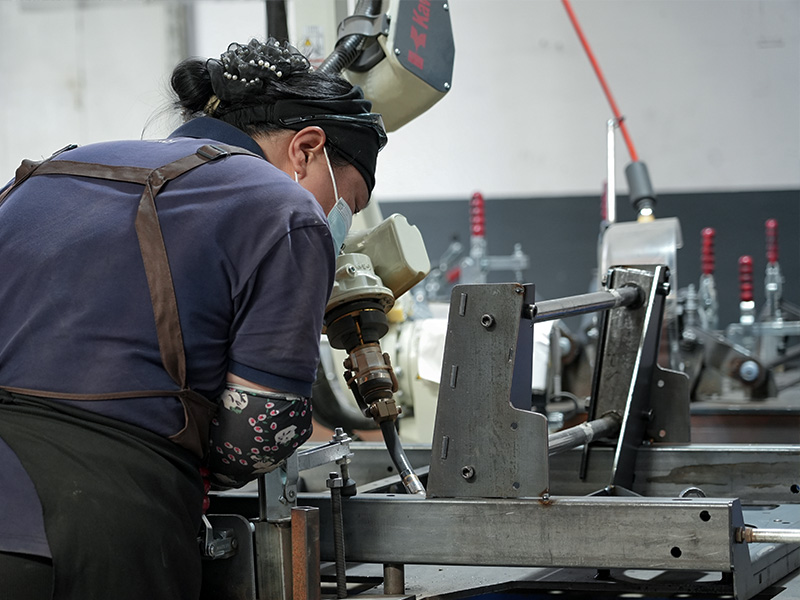 lesu24-130-fábrica-operador-de-robot-de-soldadura-automatizada.jpg