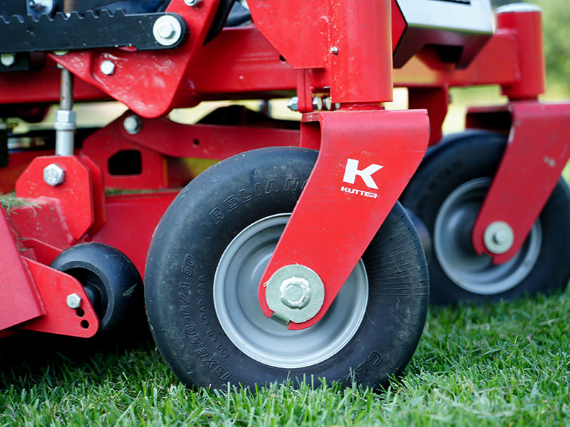 kutter-aufsitzmaeher-vorderreifen-rot-ztr-rasen-gras-nahaufnahme.jpg