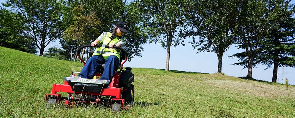 zero-turn-mower-hellinghoekmeting-gevaarmarkering.jpg